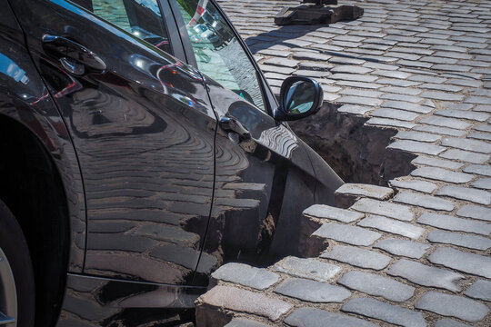 Car fell into sinkhole in Riga