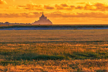 Der Le Mont-Saint-Michel im Departement Manche in der Region Normandie an der Französischen Atlantikküste. Querformat