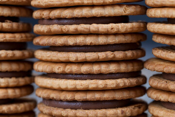 round cookies with chocolate filling