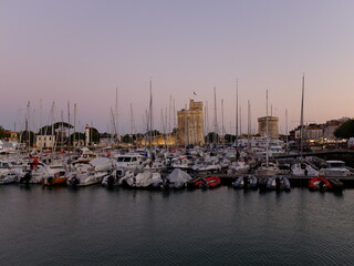 Fototapeta na wymiar Port de la Rochelle le soir au coucher du soleil
