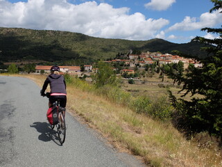 jeune femme à vélo qui randonne en itinérant à bicyclette dans le sud de la France