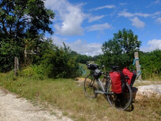 v&eacute;lo avec sacoches pour randonn&eacute;e itin&eacute;rante dans la campagne