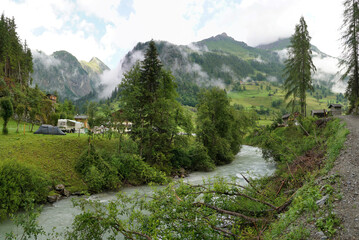 Obraz na płótnie Canvas Iseltrail Hochgebirgs-Etappe: Flusswandern in Osttirol mit Clarahütte von Prägraten