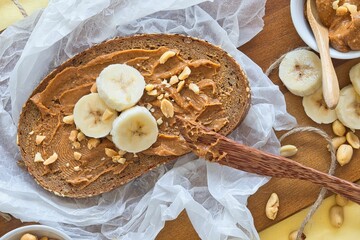 Brot mit Erdnussbutter und Banane