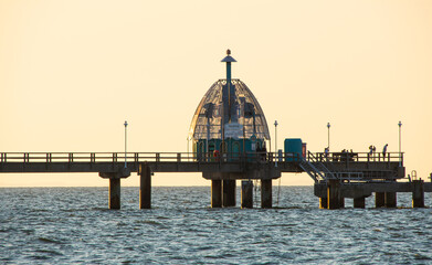 Tauchgondel, Anlegestelle für Schiffe an der Seebrücke Zinnowitz, Vinetabrücke, Tauchgondel
    auf der Insel Usedom an der Ostsee, Ostseebad