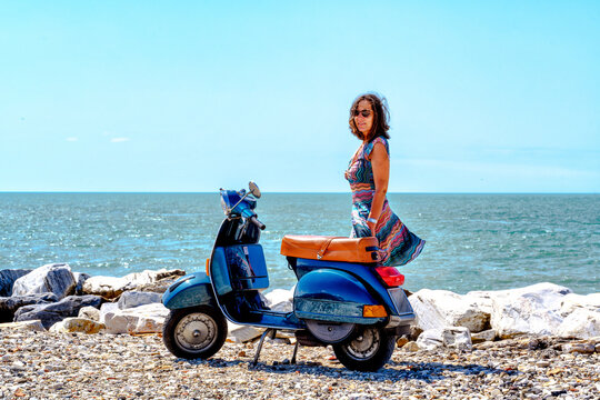 MODELLA IN SPIAGGIA CON LA scooter
