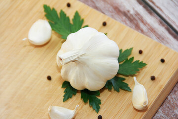 dry white garlic in cloves