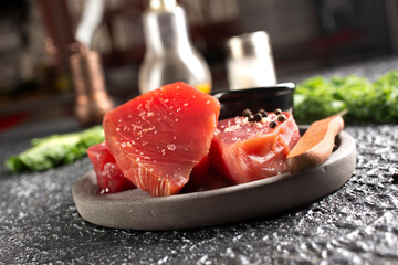 raw tuna with salt and spice