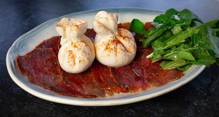 Burrata con Bresaola y Rucula