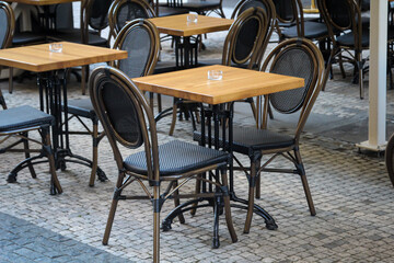 Ein leerer Tisch mit zwei Stühlen in einem Restaurant.