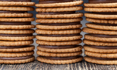 round cookies with chocolate filling