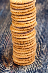 round cookies with chocolate filling
