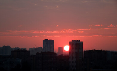 Fototapeta premium Sunrise over the city. The sun rises above the horizon
