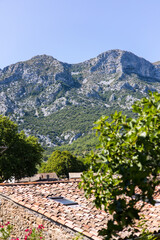 Vue sur le Massif de la Séranne depuis les toits du village de Saint-Jean-de-Buèges (Occitanie, France)