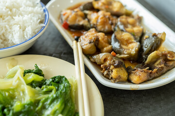 fast food of steamed airbreathing catfish or Clariidae with cabbage and rice