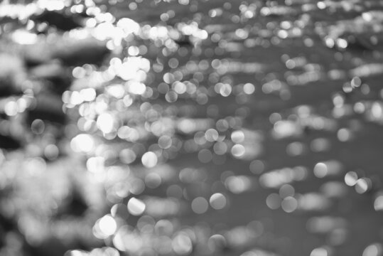 Jesienne krople deszczu na brzegu morza tworzą plastyczny obraz. Out of focus, bokeh.