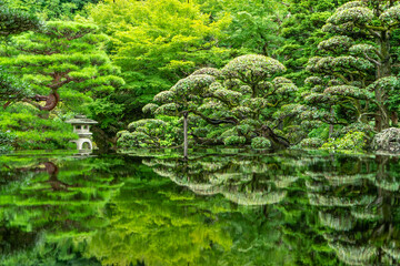 Fototapeta premium 京都府京都市右京区御室にある「旧邸御室の庭鏡」