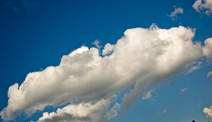 Chmura ( cumulus ?!) na błękitnym niebie. Cloud (cumulus?!) In the blue sky. Nuvola (cumulo?!) Nel cielo azzurro.  © Grzegorz