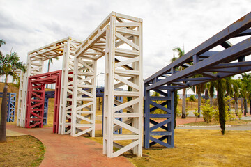 Fototapeta na wymiar Estrutura metálica no parque Marcos Veiga Jardim em Goiânia.