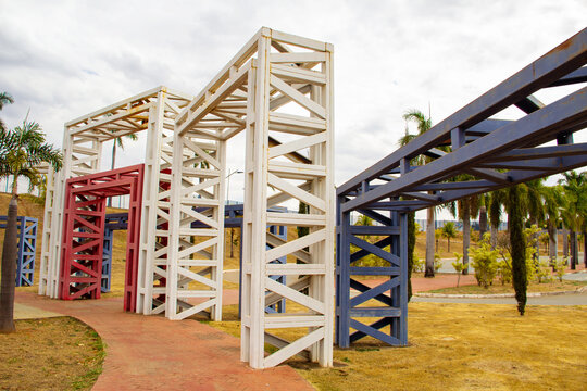Estrutura met&aacute;lica no parque Marcos Veiga Jardim em Goi&acirc;nia.
