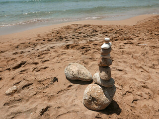 composizione di sassi zen sulla spiaggia in estate