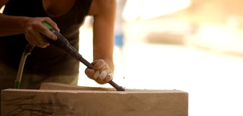 Tailleur de pierre - outil main artisan travailleur