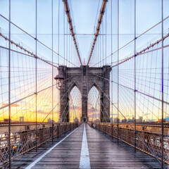Symmetrische opname van de Brooklyn-brug bij zonsopgang