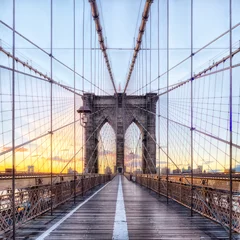 Foto op Plexiglas Brooklyn Bridge Symmetrische opname van de Brooklyn-brug bij zonsopgang