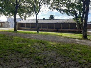 Casetas en el campo de la feria de Parga, Galicia