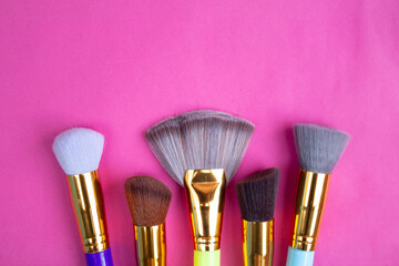 BROCHAS PARA MAQUILLAJE DE DIFERENTES TAMAÑOS SOBRE FONDO ROSA