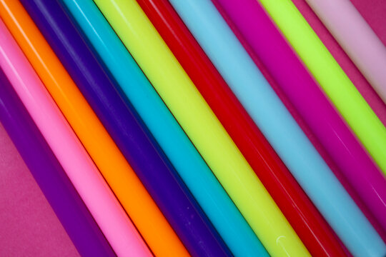 L&Aacute;PICES DE COLORES EN DIAGONAL SOBRE FONDO ROSA