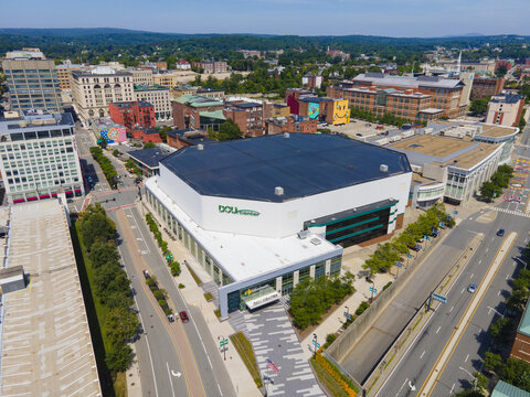 Aerial view of DCU Center Worcester centrum at 50 Foster Street downtown Worcester in Massachusetts MA, USA. 