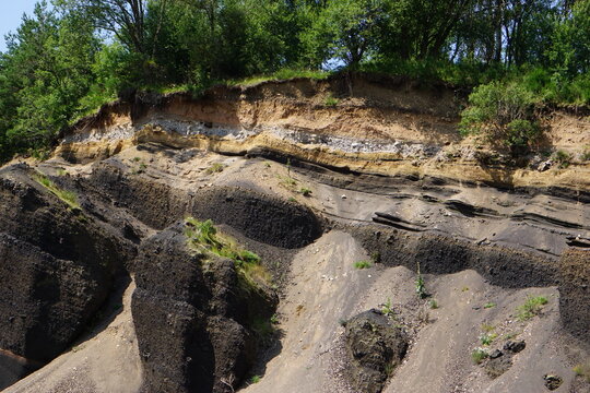 Volcan de Lemptegy - couches g&eacute;ologiques - scories - Puy de d&ocirc;me (France)