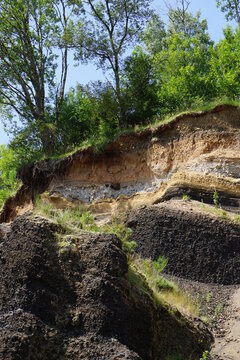 Volcan de Lemptegy - couches g&eacute;ologiques - scories - Puy de d&ocirc;me (France)