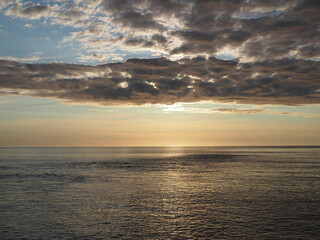 Obraz premium sunrise with clouds over atlantic ocean