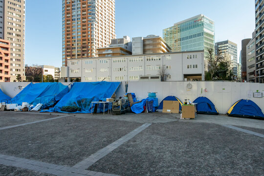 東京都渋谷区美竹公園に設置されたホームレスのテント