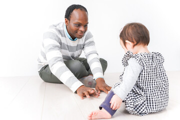 英会話教室でネイティブ講師と勉強をする幼児