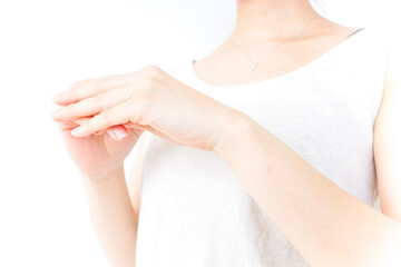ハンドケアをする女性
