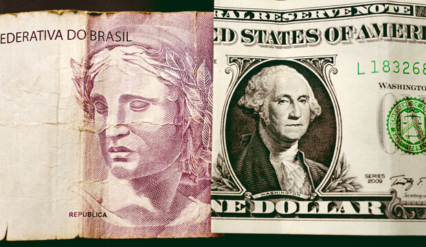 Real - BRL, câmbio. Cédula do Real Brasileiro e uma cédula do Dólar americano em fotografia closeup. Dinheiro, Brasil, Economia brasileira, Viagens ao exterior, importação e investimentos.