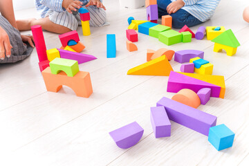 ブロックで遊ぶ子どもと先生