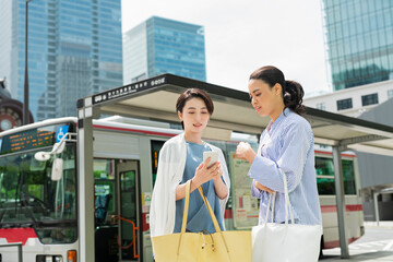 バスを待つ女性2人