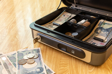 手提げ金庫と現金