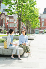 屋外で談笑する女性