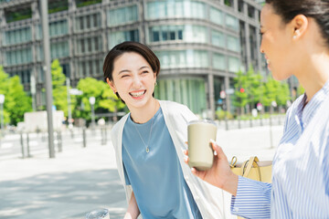 屋外で談笑する女性