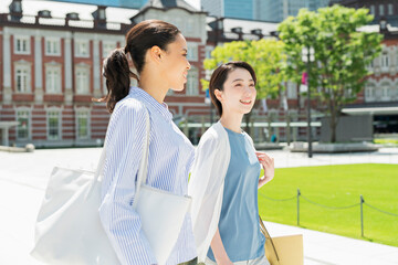 街を歩く女性