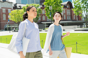 Naklejka premium 街を歩く女性