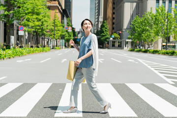 横断歩道を渡る女性