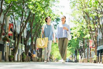 街を歩く女性2人