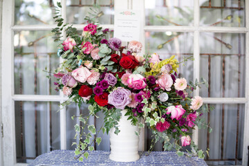 Fototapeta na wymiar Beautiful colorful flower bouquet in a glass vase. The wedding decor 