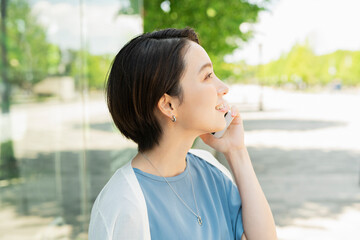 公園で電話をする女性